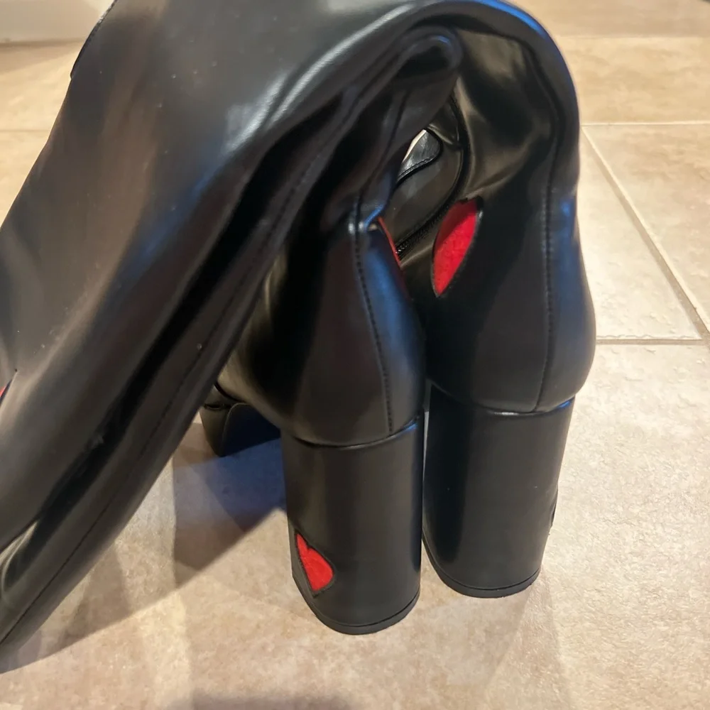 Moda Black and Red Platform Heeled Boots with Floral Design - Picture 4 of 6